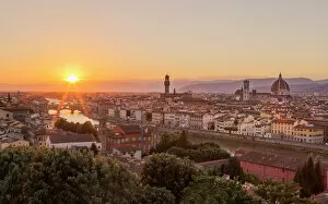 Italian Culture Gallery: Golden rays over the Ponte Vecchio and Duomo as the sun sets over Florence, UNESCO