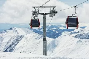 Images Dated 5th April 2015: Gondola lift, Gudauri ski resort, Georgia, Caucasus region, Central Asia, Asia