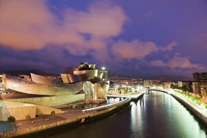 Images Dated 5th August 2009: The Guggenheim, designed by Canadian-American architect Frank Gehry, on the Nervion River