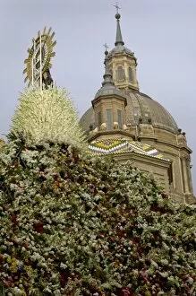 Images Dated 25th January 2000: The icon of Nuestra Senora del Pilar covered in flowers