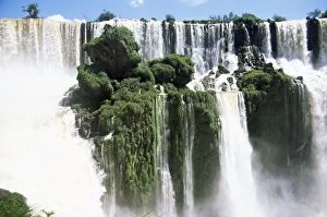 Images Dated 3rd January 2000: Iguassu Falls, Iguazu National Park, UNESCO World Heritage Site, Argentina, South America