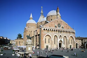 Il Santo (Basilica di San Antonio) and the Piazza del Santo, Padua, Veneto, Italy, Europe Il Santo (Basilica di San Antonio) and the Piazza del Santo, Padua, Veneto, Italy, Europe