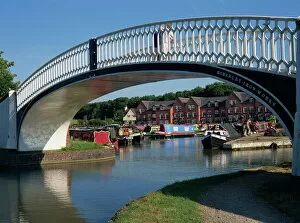 Images Dated 10th April 2008: Iron bridge across entrance to Braunston Marina, off Grand Union Canal