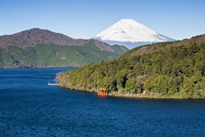 Lake Ashinoko with Mount Fuji behind, Fuji-Hakone-Izu National Park, Hakone, Shizuoka Lake Ashinoko with Mount Fuji behind, Fuji-Hakone-Izu National Park, Hakone, Shizuoka
