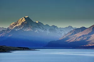 Images Dated 22nd March 2011: Lake Pukaki with Mount Cook in the background in the late afternoon light, Mount Cook National Park