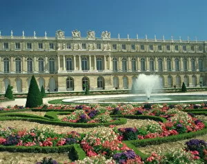 Chateau Gallery: Le Parterre du Midi and fountain in front of the Chateau of Versailles