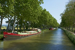 Le Somail village, Navigation on the Canal du Midi, between Carcassone and Beziers, Aude Le Somail village, Navigation on the Canal du Midi, between Carcassone and Beziers, Aude