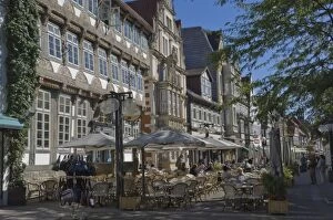 Images Dated 6th September 2010: Medieval gables form a background to pavement cafes in Hamelin, Lower Saxony