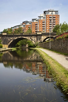 Modern flats by the Leeds and Liverpool Canal in Leeds, West Yorkshire, Yorkshire, England, United Kingdom, Europe Modern flats by the Leeds and Liverpool Canal in Leeds, West Yorkshire, Yorkshire, England, United Kingdom, Europe