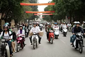 Commuter Gallery: Mopeds coming towards camera, Hanoi, Vietnam, Indochina, Southeast Asia, Asia