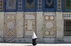 Images Dated 18th August 2007: Muslim woman at the Dome of the Rock, Jerusalem, Israel, Middle East