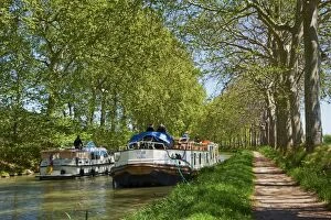 Navigation on the Canal du Midi, UNESCO World Heritage Site, between Carcassonne and Beziers, Aude