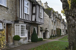 Old Cotswod stone and timber-framed houses, Sheep Street, Burford, Cotswolds, Oxfordshire Old Cotswod stone and timber-framed houses, Sheep Street, Burford, Cotswolds, Oxfordshire