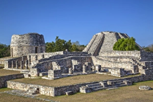 Overview, Round Temple to left at the back, and Castillo de Kukulcan to the right Overview, Round Temple to left at the back, and Castillo de Kukulcan to the right