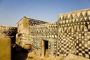 Painted mud hous e in Tangas s ogo Village, near the border of Ghana, Burkina Fas o