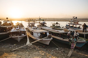 People unloading cargo from boats at Mayan Gyan Jetty, Ayeyarwady River, Mandalay People unloading cargo from boats at Mayan Gyan Jetty, Ayeyarwady River, Mandalay