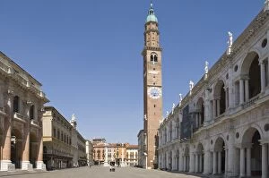 Images Dated 17th May 2011: The Piazza dei Signori and the 16th century Basilica Palladiana, Vicenza