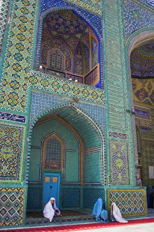 Afghanistan Gallery: Pilgrims at the Shrine of Hazrat Ali, who was assassinated in 661, Mazar-I-Sharif