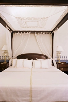 Curtain Gallery: Four poster bed