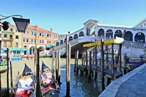 Mooring Post Gallery: Rialto Bridge, Grand Canal, Venice, UNESCO World Heritage Site, Veneto, Italy, Europe