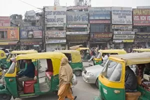 Images Dated 9th December 2007: Rickshaws in front of New Delhi railway station, Delhi, India, Asia