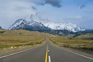 Road leading to Mount Fitzroy near El Chalten, Los Glaciares National Park, UNESCO World Heritage Site, Patagonia