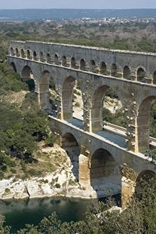 Images Dated 28th January 2000: Roman aqueduct, Pont du Gard, UNESCO World Heritage Site, Languedoc, France, Europe