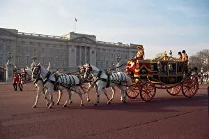 Coaches Collection: Royal carriage outside Buckingham Palace, London, England, United Kingdom, Europe