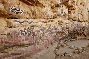 Images Dated 14th November 2009: Sacred rock paintings on cliff depicting Dogon customs and stories in Songo
