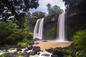 Salto Dos Hermanos (Two Brothers Waterfall), Iguazu Falls (Iguassu Falls) (Cataratas del Iguazu) Salto Dos Hermanos (Two Brothers Waterfall), Iguazu Falls (Iguassu Falls) (Cataratas del Iguazu)