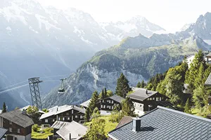 Schilthorn cableway passing over the alpine village of Murren, Jungfrau Region Schilthorn cableway passing over the alpine village of Murren, Jungfrau Region