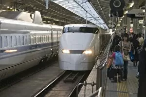 Images Dated 12th October 2008: Shinkansen (Bullet) train at Shin-Osaka station, Kyushu, Japan, Asia