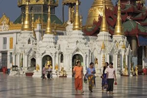 Images Dated 27th January 2000: Shrines at Shwedagon Paya, Yangon, (Rangoon), Myanmar (Burma), Asia