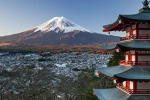 Snowy Mount Fuji and Chureito Pagoda at Arakura-yama Sengen-koen Park, Fujiyoshida Snowy Mount Fuji and Chureito Pagoda at Arakura-yama Sengen-koen Park, Fujiyoshida