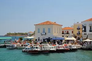 Images Dated 4th August 2013: Spetses (Spetse) town harbour, Spetses, Saronic Islands, Attica, Peloponnese, Greece