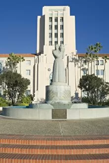 Images Dated 17th February 2009: Statue at the County Administration Building, San Diego, California, United States of America
