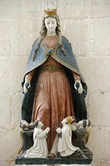 Images Dated 28th February 2000: Statue of the Virgin Mary with angels, Pontigny, Yonne, Burgundy, France, Europe