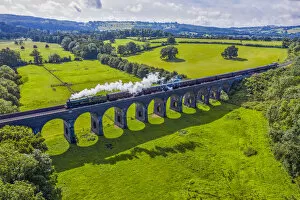 Viaducts Gallery: Steam locomotive crossing the Stanway Viaduct, Toddington, Gloucestershire, England