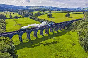Viaducts Gallery: Steam locomotive crossing the Stanway Viaduct, Toddington, Gloucestershire, England
