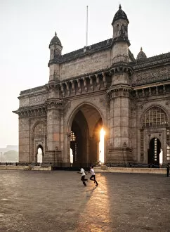 India Collection: Sunrise behind The Gateway to India, Mumbai (Bombay), India, South Asia