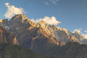 Tiger Leaping Gorge, UNESCO World Heritage Site, and Jade Dragon Snow Mountain (Yulong Xueshan) Tiger Leaping Gorge, UNESCO World Heritage Site, and Jade Dragon Snow Mountain (Yulong Xueshan)