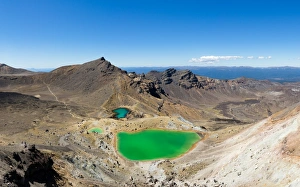The Tongariro Crossing crosses 19 kilometers of the barren, volcanic desert, Tongariro The Tongariro Crossing crosses 19 kilometers of the barren, volcanic desert, Tongariro