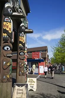 Images Dated 18th May 2008: Totem pole on store, Pier 54, Seattle, Washington State, United States of America