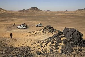 Images Dated 25th January 2007: Tourist jeeps in the Black Desert, 50 km south of Bawiti, Egypt, North Africa, Africa