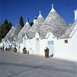 <b class=qtipBold><figcaption>The Trulli houses of Alberobello</figcaption></b><br>The Trulli houses of Alberobello, UNESCO World Heritage Site, Puglia, Italy, Europe<br><em>© Robert Harding 2008 - All Rights Reserved</em> The Trulli houses of Alberobello
