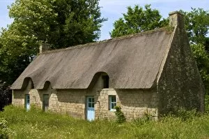 Images Dated 5th June 2010: Typical ancient Breton thatched house, near Lorient, Morbihan, Brittany, France, Europe
