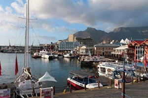 Cape Town Collection: V & A Waterfront with Table Mountain in background, Cape Town, South Africa, Africa