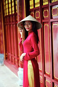 Vietnamese woman in traditional Ao dai dress and Non la conical hat, Hanoi, Vietnam Vietnamese woman in traditional Ao dai dress and Non la conical hat, Hanoi, Vietnam