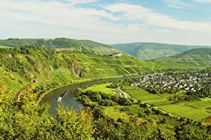 Images Dated 2nd October 2013: View of Moselle River (Mosel) and Puenderich village, Rhineland-Palatinate, Germany, Europe
