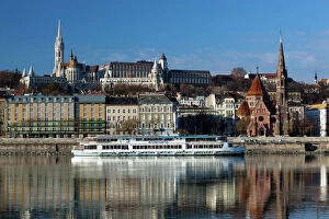 Skylines Gallery: View over River Danube to Matthias Church (Matyas Templom) and Fishermens Bastion, Budapest